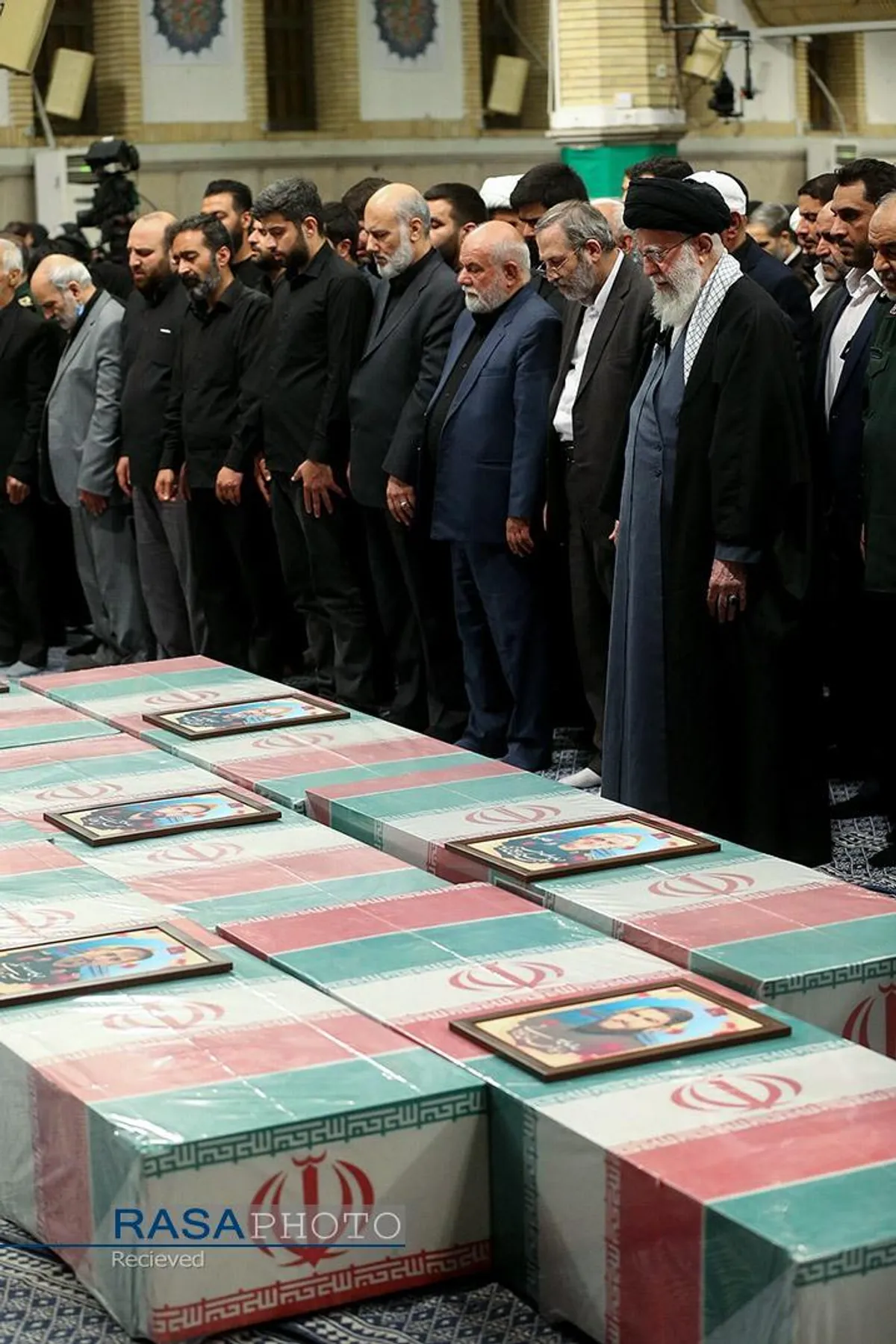 اقامه نماز توسط مقام معظم رهبری بر پیکر هفت شهید راه قدس