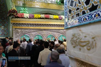 گل&zwnj;آرایی ضریح مطهر روضوی ویژه ولادت حضرت امام رضا (علیه السلام)