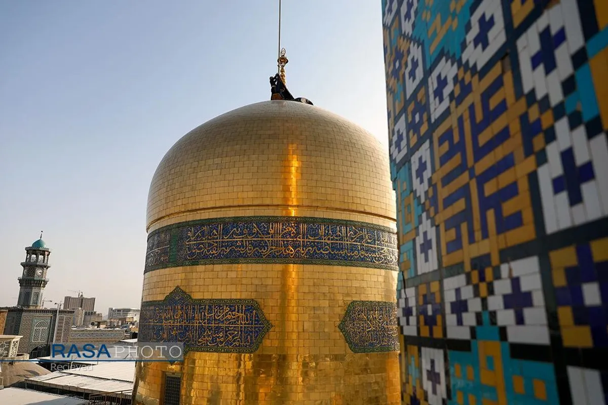 تعویض پرچم گنبد منور رضوی به مناسبت وفات حضرت معصومه(سلام&zwnj;الله&zwnj;علیها)