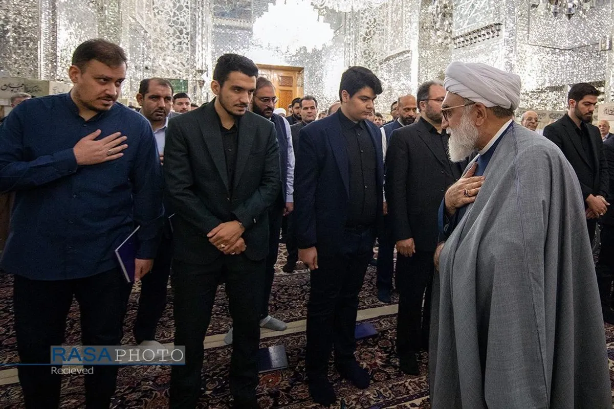 غبارروبی ضریح مطهر رضوی در آستانه دهه &laquo;ولایت و امامت&raquo;
