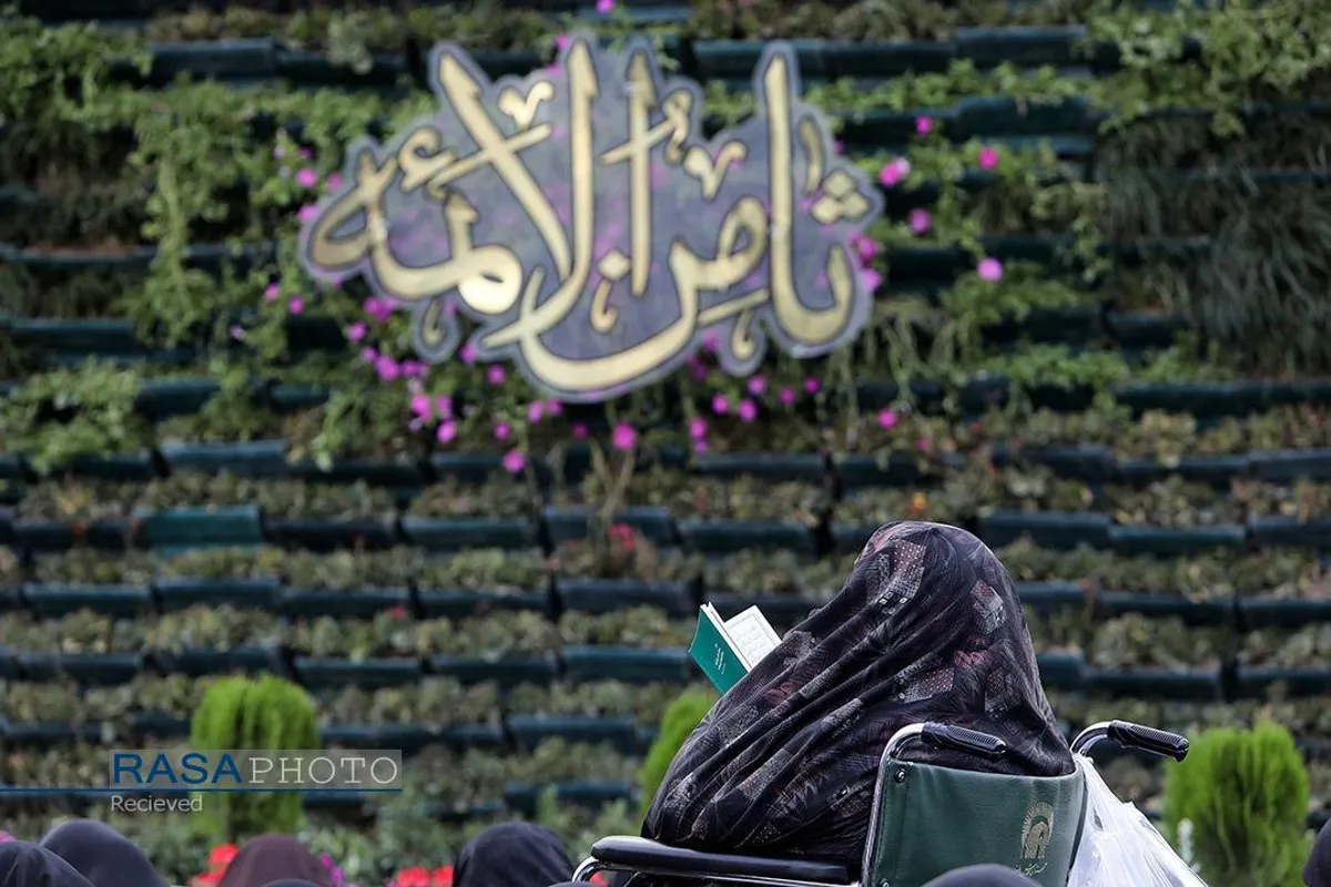 قرائت دعای پرفیض عرفه در حرم مطهر رضوی