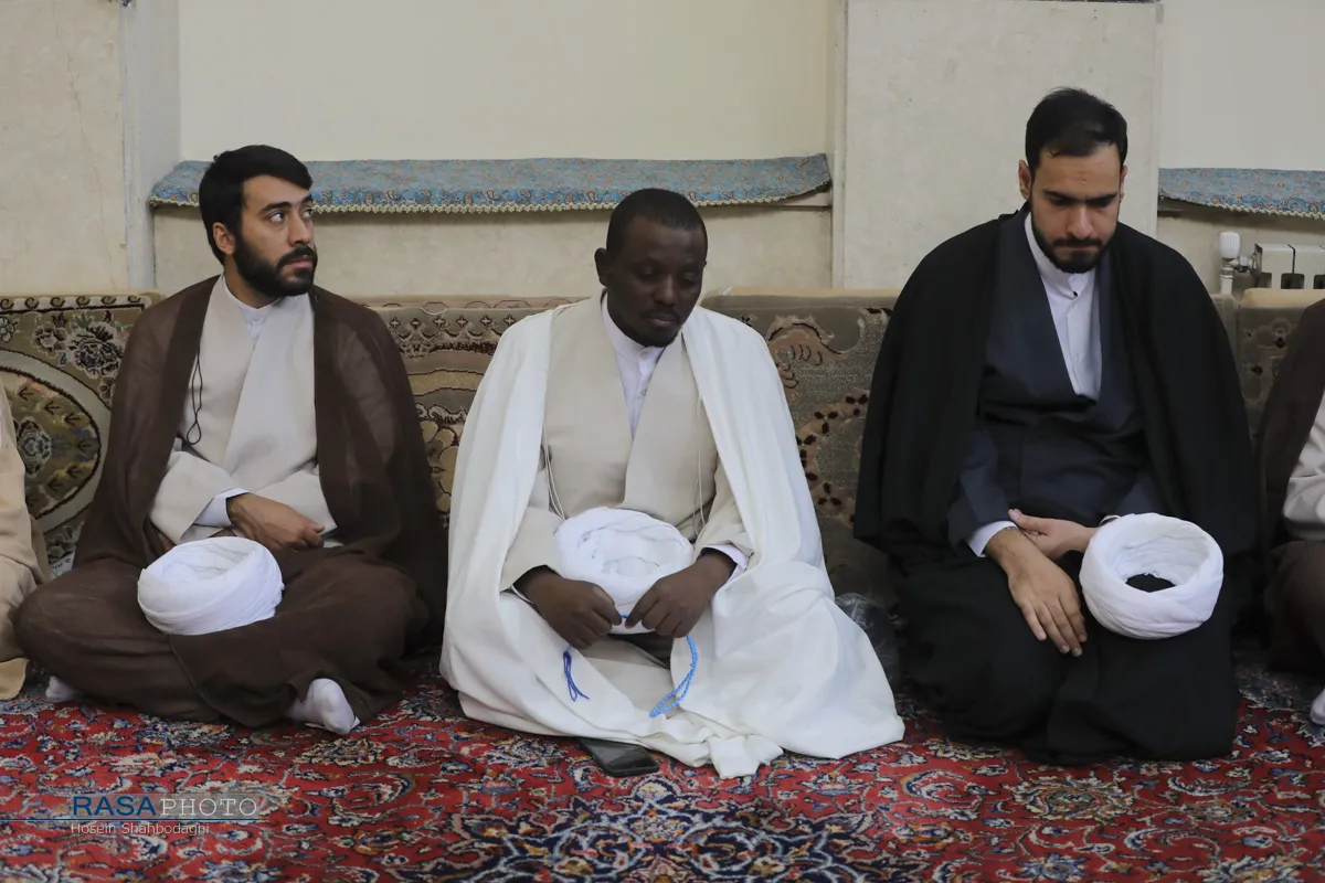 جشن میلاد پیامبر (ص) و عمامه گذاری طلاب در بیوت مراجع تقلید

