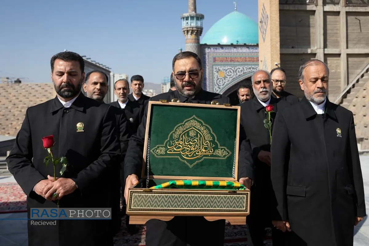 آیین تعویض پرچم گنبد منور رضوی در روز میلاد امام رئوف (ع)