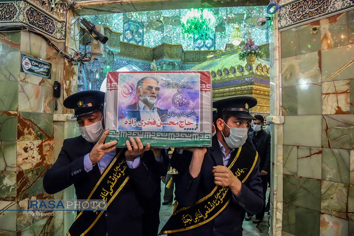 طواف و وداع با پیکر شهید محسن فخری&zwnj;زاده در حرم مطهر حضرت معصومه (س)