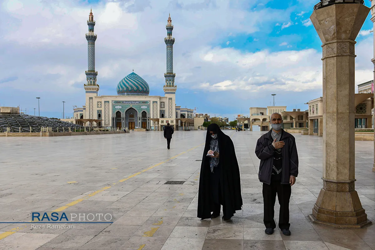 در&zwnj;های حرم مطهر حضرت معصومه (سلام الله علیها) از ۲۶ اسفند ۱۳۹۸ به روی زائران بسته شد. اکنون شاهد جلوه&zwnj;های زیبای کمتر دیده شده، از ابراز ارادت به محبان خاندان پیامبر هستیم.