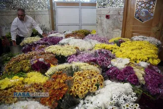 آیین گل آرایی ضریح مطهر کریمه اهل&zwnj;بیت(س) به مناسبت دهه کرامت
