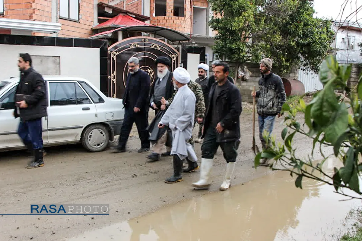 آیت الله توکل نماینده مردم مازندران در مجلس خبرگان رهبری، حجت الاسلام حسن روحانی امام جمعه بابل، حجت الاسلام شکریان رئیس سازمان تبلیغات اسلامی با حضور در مناطق سیل زده مازندران از روند امداد رسانی به سیل زدگان بازدید کردند.