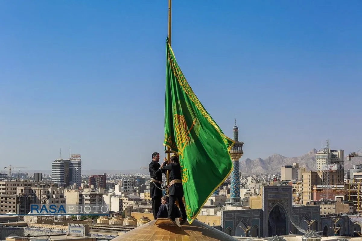 آیین تعویض پرچم گنبد منور رضوی در روز میلاد امام رئوف (ع)