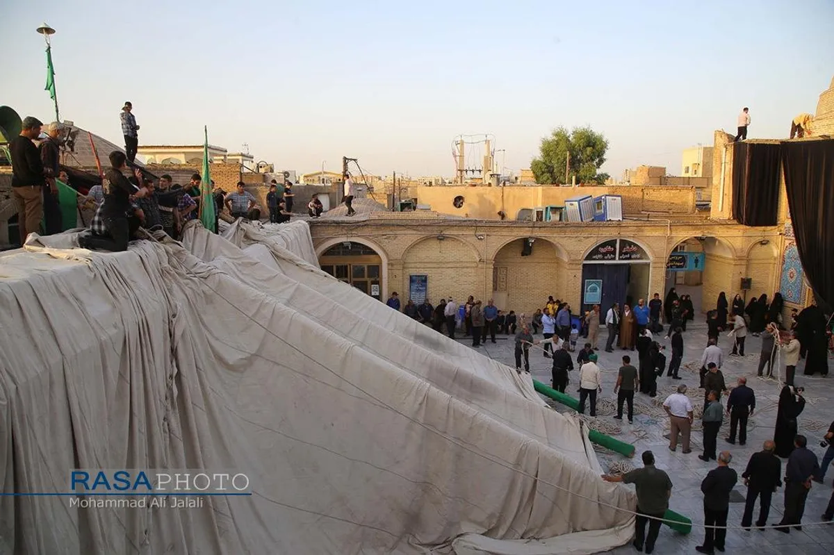 اهتزاز خیمه عزای حضرت ابا&zwnj;عبد&zwnj;الله&zwnj;الحسین (علیه السلام) در حرم امام زاده موسی مبقع قم در آستانه محرم