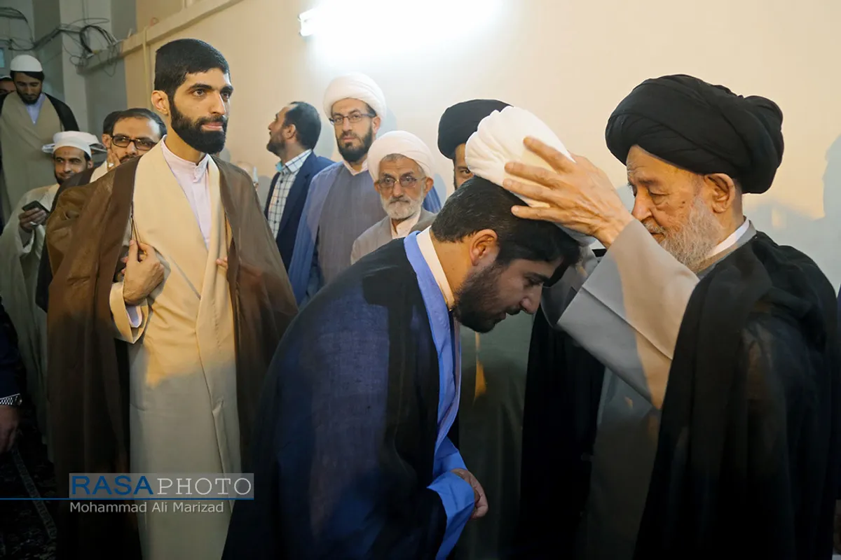 مراسم عمامه&zwnj;گذاری طلاب در بیوت مراجع تقلید در روز عید سعید غدیر