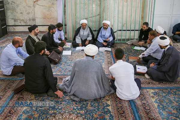 حلقه تعلیم و تعلم استاد را از شاگردان متمایز نمی&zwnj;کند و علم کماکان نقطه توجه و تمرکز جمع است.