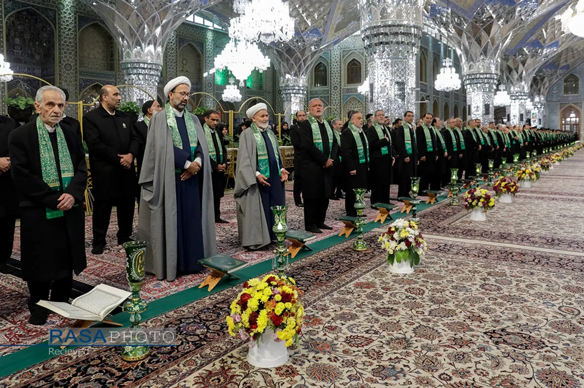 آیین تعویض پرچم گنبد منور رضوی در روز میلاد امام رضا(علیه&zwnj;السلام)