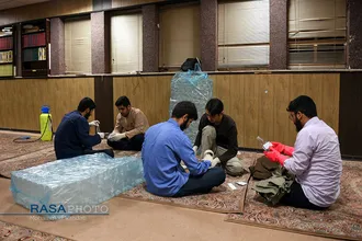 تهیه و توزیع مواد ضد عفونی کننده توسط جوانان طلبه و بسیجی