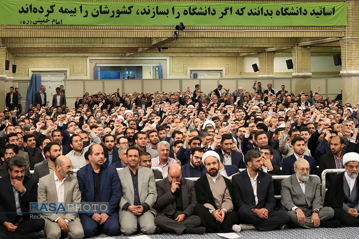 دیدار جمعی از اساتید، اعضای هیئت&zwnj;های علمی و پژوهشگران دانشگاه&zwnj;ها و مراکز علمی با رهبر انقلاب