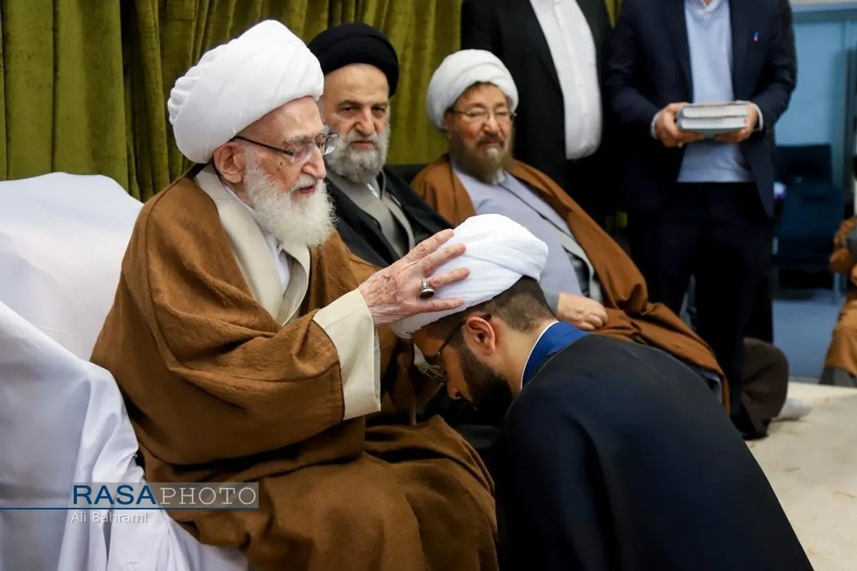 جشن روز مبعث و عمامه&zwnj;گذاری تعدادی از طلاب حوزه علمیه قم در بیوت مراجع تقلید