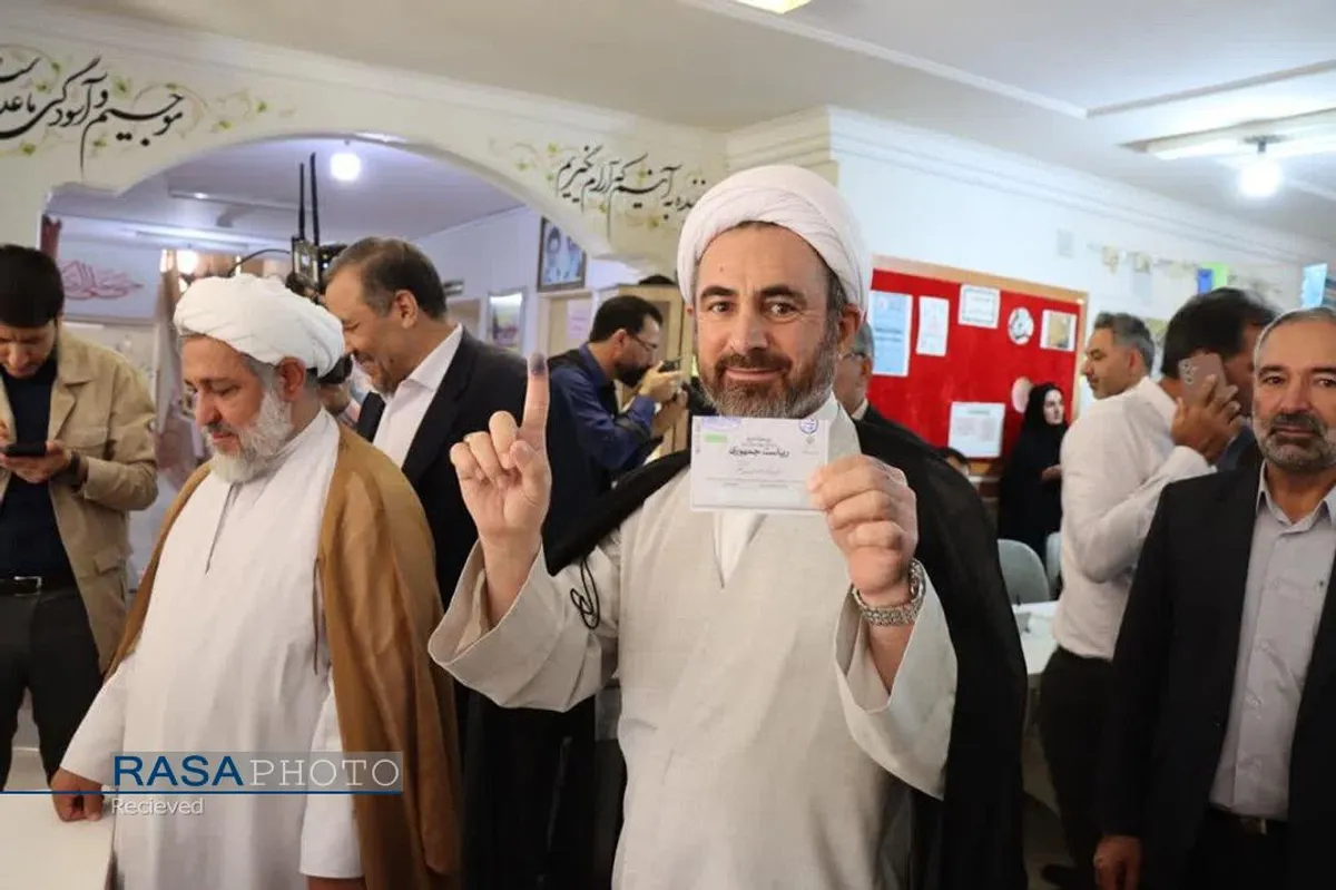 حضور حجت الاسلام والمسلمین کریمی تبار نماینده ولی فقیه در استان ایلام در پای صندوق رای دومین دوره چهاردهمین انتخابات ریاست جمهوری