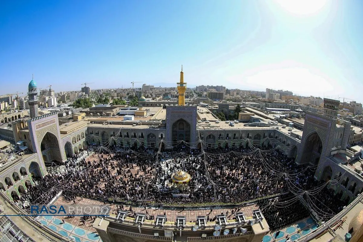 آیین تعویض پرچم گنبد منور رضوی در روز میلاد امام رئوف (ع)