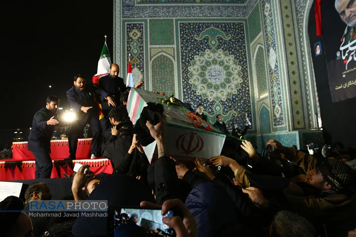 طواف پیکر شهید حاج قاسم سلیمانی و شهداء در مضجع منور رضوی