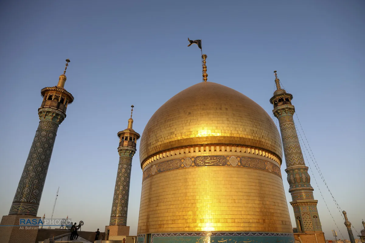 اهتزاز پرچم عزای حضرت فاطمه معصومه (سلام&zwnj;الله&zwnj;علیها) در حرم مطهر
