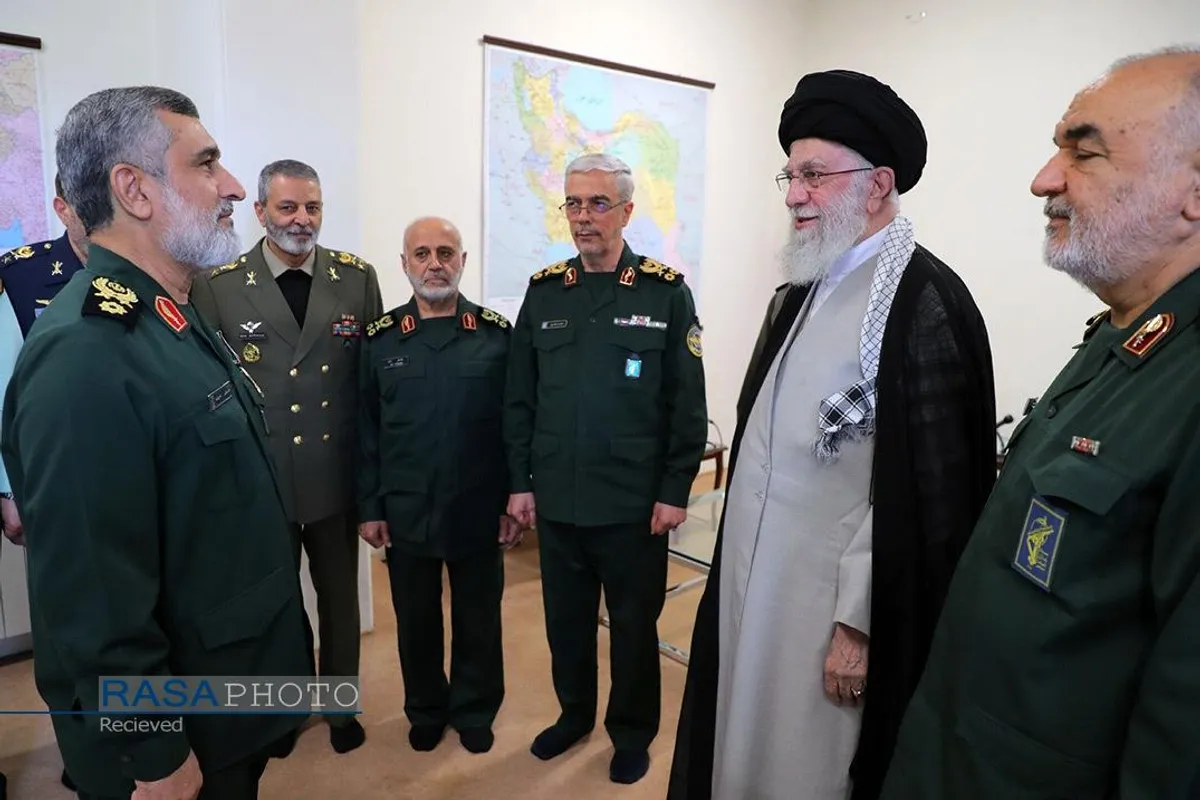 اعطای نشان فتح به سردار حاجی&zwnj;زاده فرمانده نیروی هوافضای سپاه