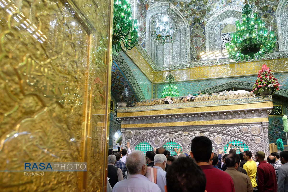 گل&zwnj;آرایی ضریح مطهر روضوی ویژه ولادت حضرت امام رضا (علیه السلام)