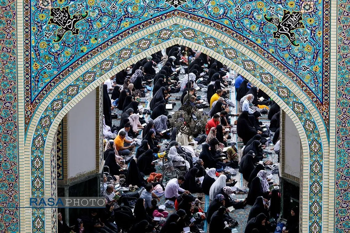 قرائت دعای پرفیض عرفه در حرم مطهر رضوی