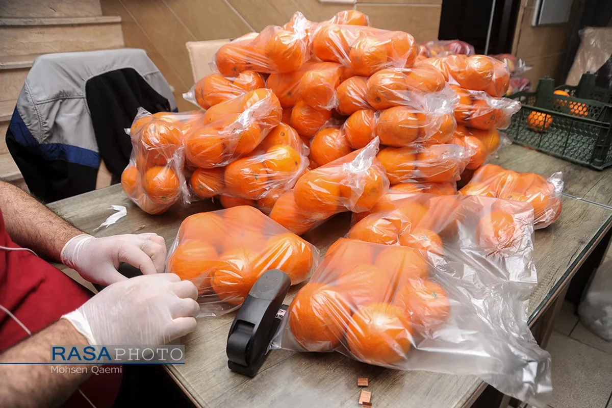 هیئتی&zwnj;ها در میدان مبارزه با کرونا | بسته بندی و توزیع مواد غذایی و بهداشتی برای خانواده های نیازمندان مبتلا به کرونا توسط هیئت کف العباس (ع) قم