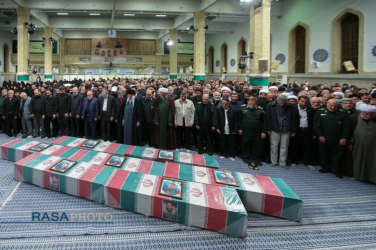 اقامه نماز توسط مقام معظم رهبری بر پیکر هفت شهید راه قدس