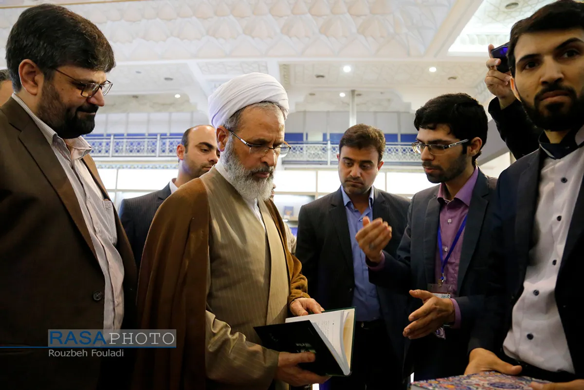 بازدید آیت الله اعرافی مدیر حوزه&zwnj;های علمیه از نمایشگاه بین المللی کتاب