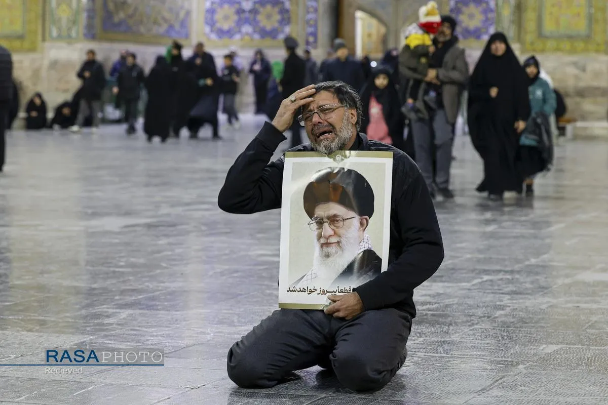 غم و اندوه زائران حضرت امام رضا (ع) در پی اعلام خبر شهادت رهبر معظم انقلاب
