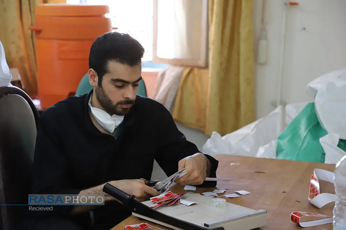 کارگاه تولید "محلول ضدعفونی کننده دست" توسط بسیج دانشجویی خوزستان&lrm;