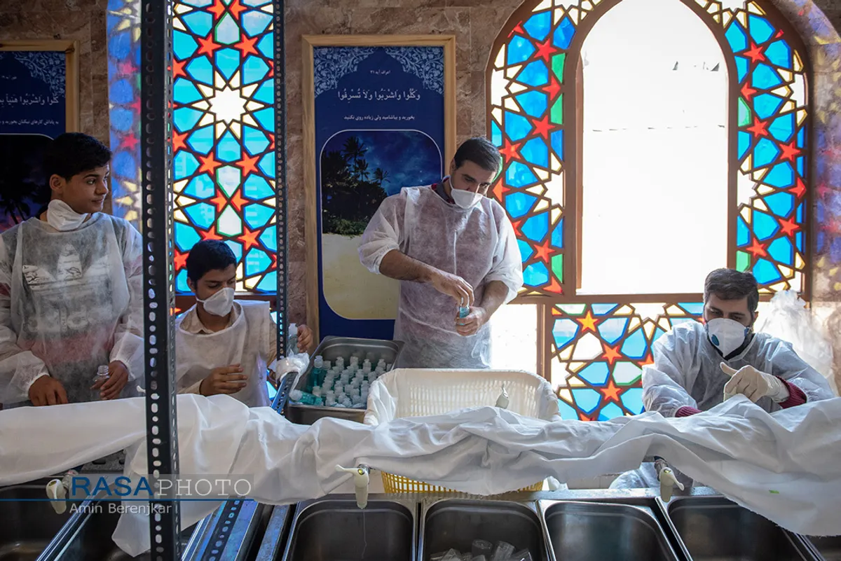 شیراز | تولید ماسک و ژل ضدعفونی در حرم مطهر علی بن حمزه(ع)