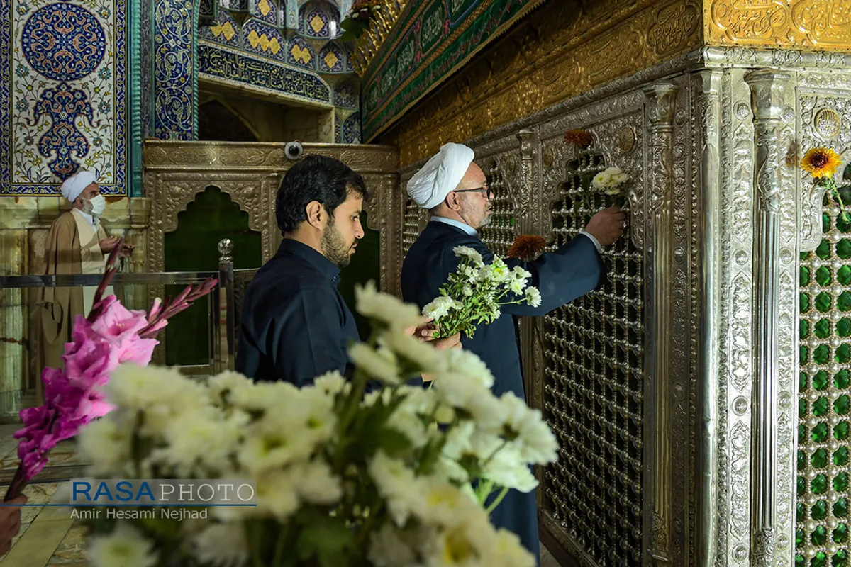 گل&zwnj;آرایی ضریح مطهر حضرت معصومه (س) در شب میلاد پیامبر اعظم (ص)
