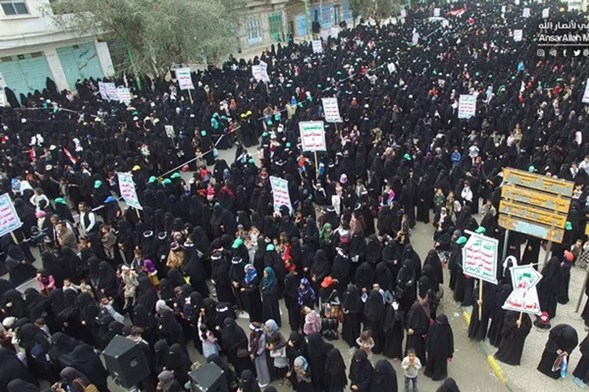 هزاران تن از زنان یمنی در اعتراض به حملات وحشیانه ائتلاف سعودی به شهر حجه و قتل و کشتار غیر نظامیان، تظاهرات کردند.