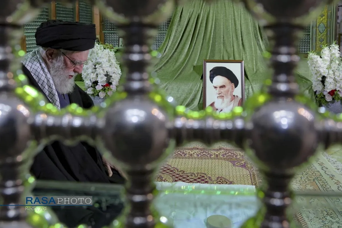 آغاز جشن&zwnj;های چهل&zwnj;وهفتمین سالگرد پیروزی انقلاب با حضور رهبر انقلاب در حرم مطهر حضرت امام خمینی(ره)