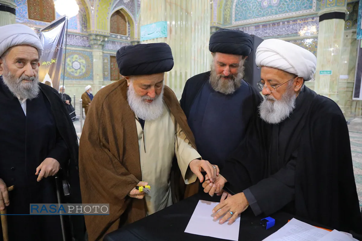 شکستن مهر آیت الله سید صادق روحانی