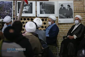 حضور تعدادی از طلاب جانباز در بیت امام راحل (ره)