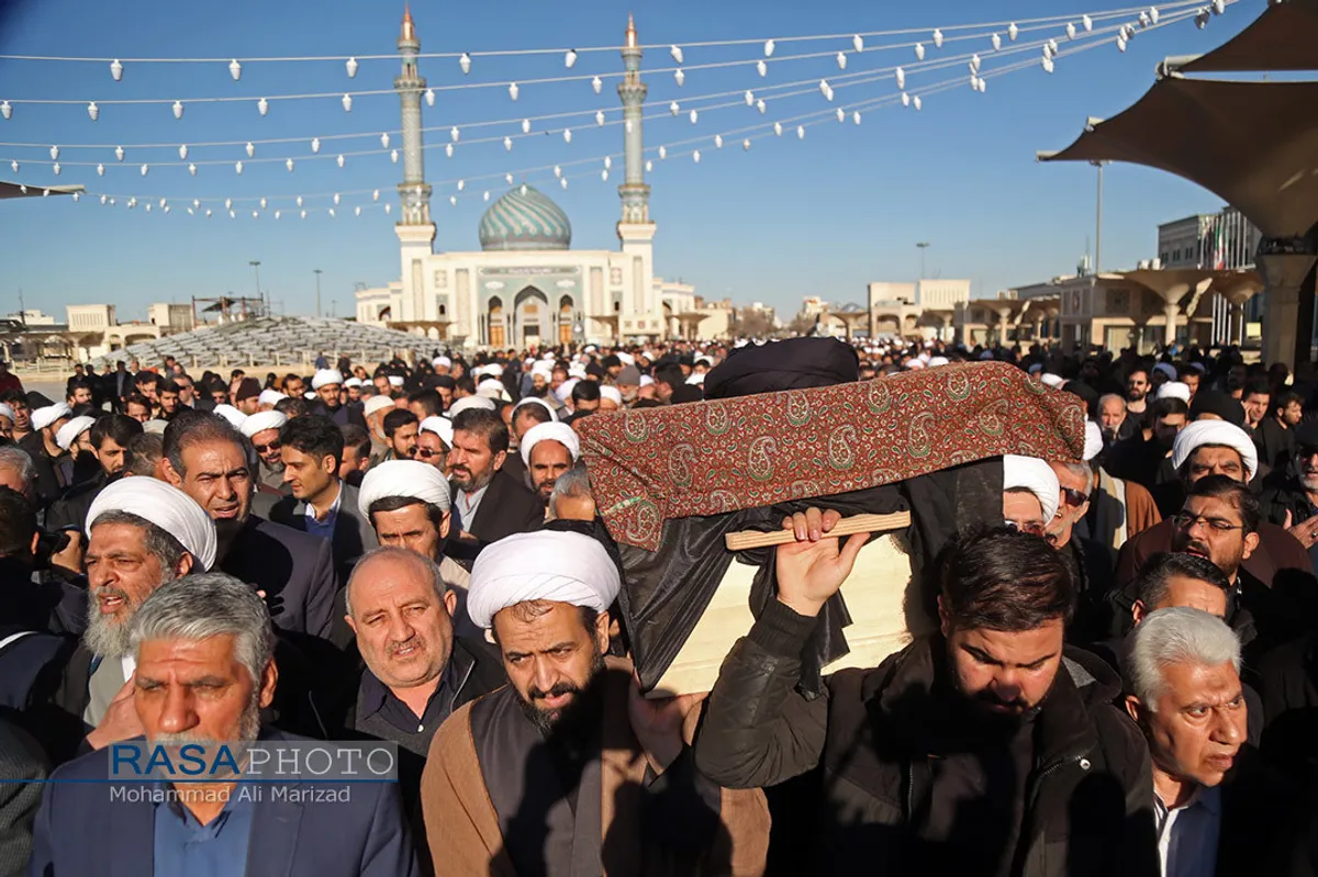تشییع پیکر آیت الله سید هاشم رسولی محلاتی با حضور علما و روحانیان و مردم انقلابی قم