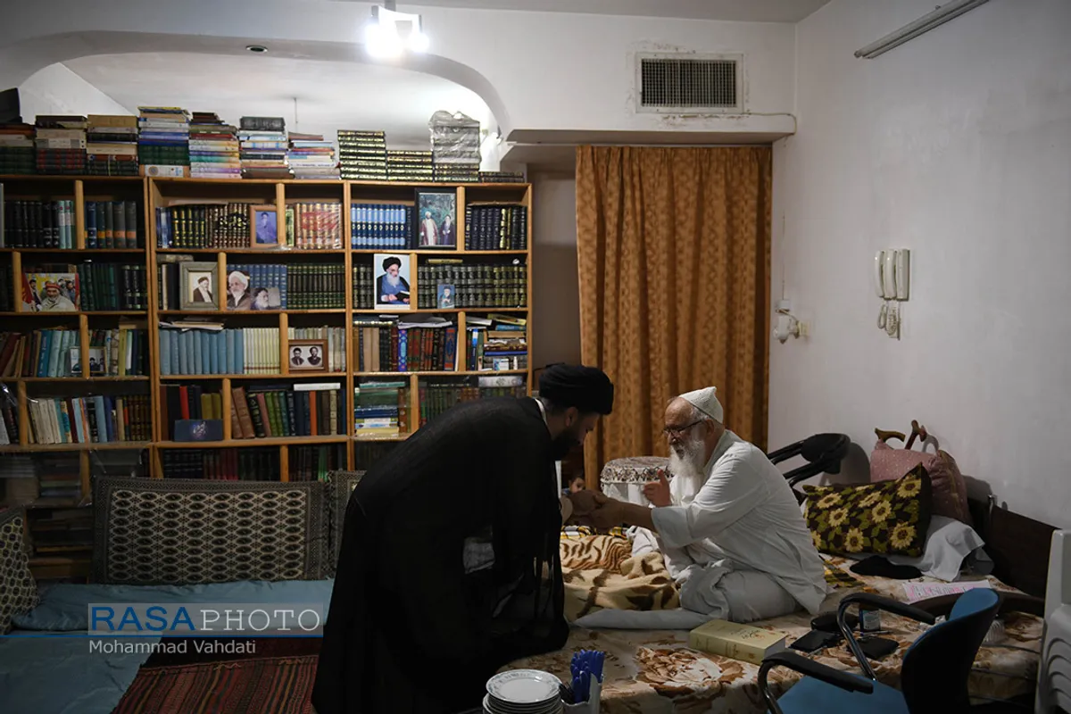 عیادت جمعی از مسئولان و اساتید حوزه با آیت الله دریاباری