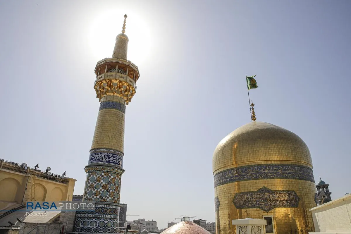آیین تعویض پرچم گنبد منور رضوی در روز میلاد حضرت امام رضا (علیه&zwnj;السلام)