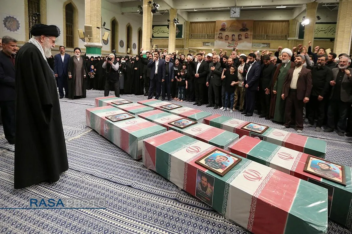 اقامه نماز توسط مقام معظم رهبری بر پیکر هفت شهید راه قدس