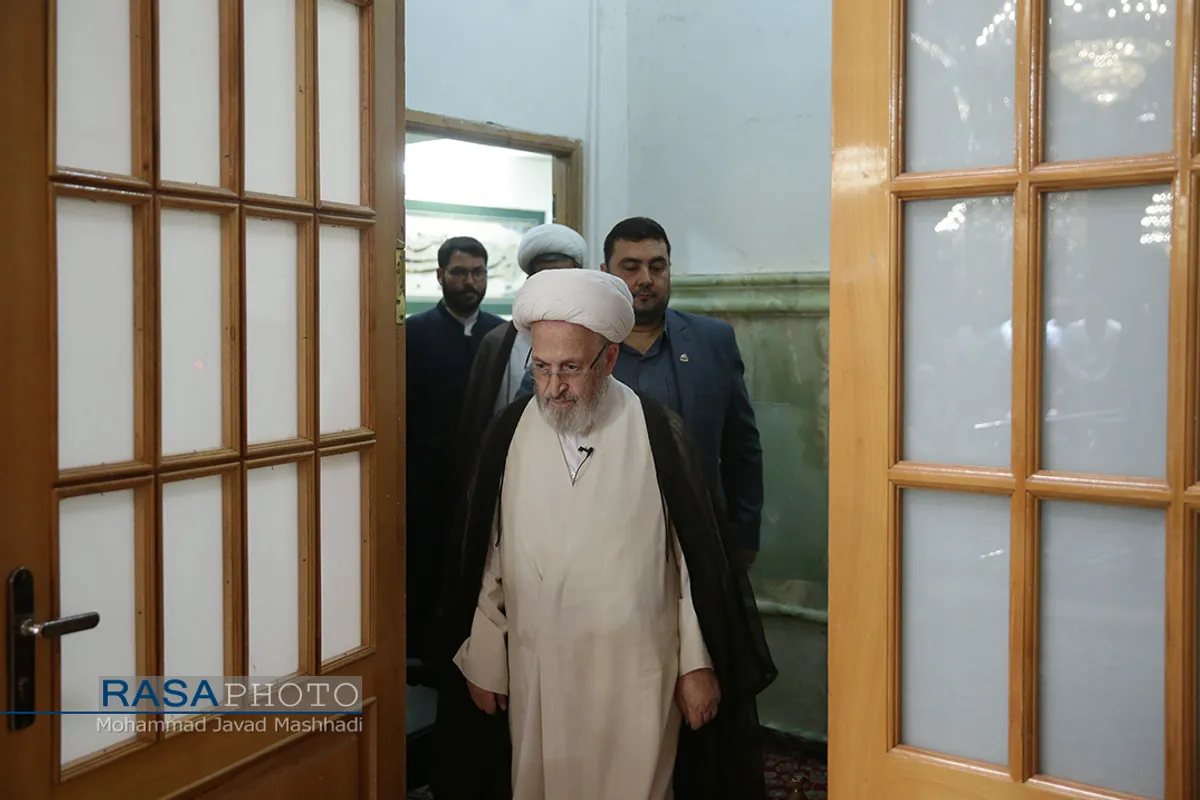 اقامه نماز جماعت ظهر و عصر به امامت حضرت آیت الله سبحانی در حرم مطهر رضوی