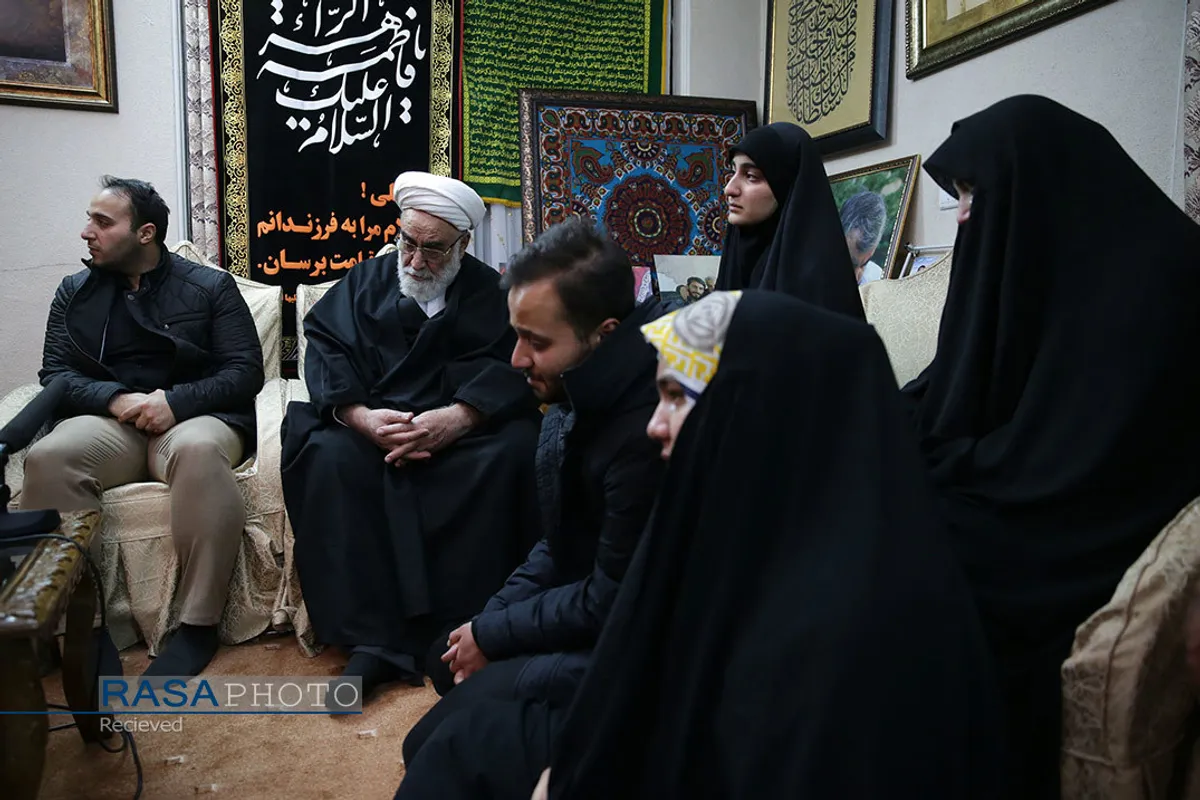 حضور رهبر معظم انقلاب اسلامی در منزل سردار شهید سپهبد سلیمانی