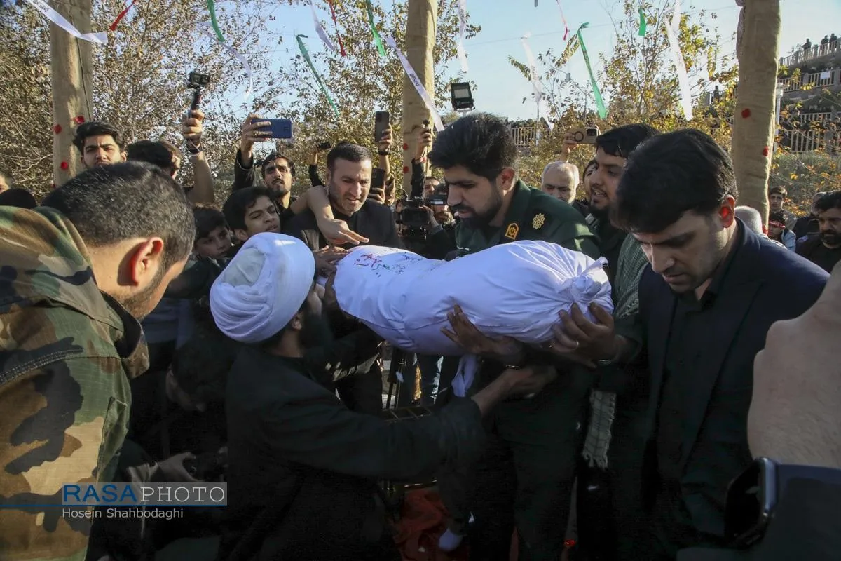 مراسم تدفین پیکر دو شهید گمنام دفاع مقدس در بوستان شهید زین الدین قم