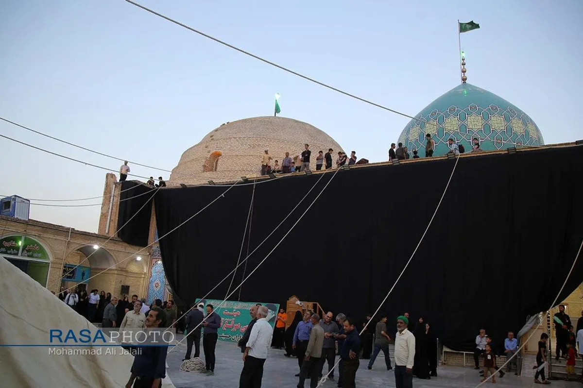 اهتزاز خیمه عزای حضرت ابا&zwnj;عبد&zwnj;الله&zwnj;الحسین (علیه السلام) در حرم امام زاده موسی مبقع قم در آستانه محرم