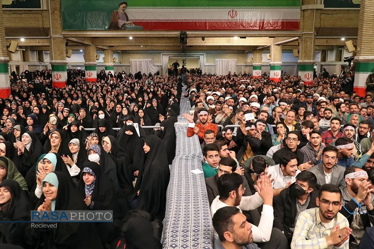 دیدار جمعی از رأی اولی&zwnj;ها و خانواده&zwnj;های شهدا با رهبر انقلاب