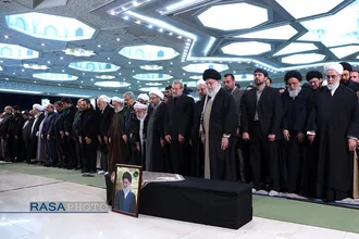 مراسم اقامه نماز بر پیکر آیت&zwnj;الله هاشمی شاهرودی به امامت رهبر انقلاب