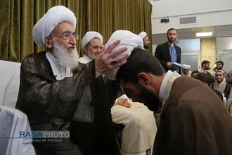مراسم عمامه&zwnj;گذاری طلاب در بیوت مراجع تقلید در روز عید سعید غدیر