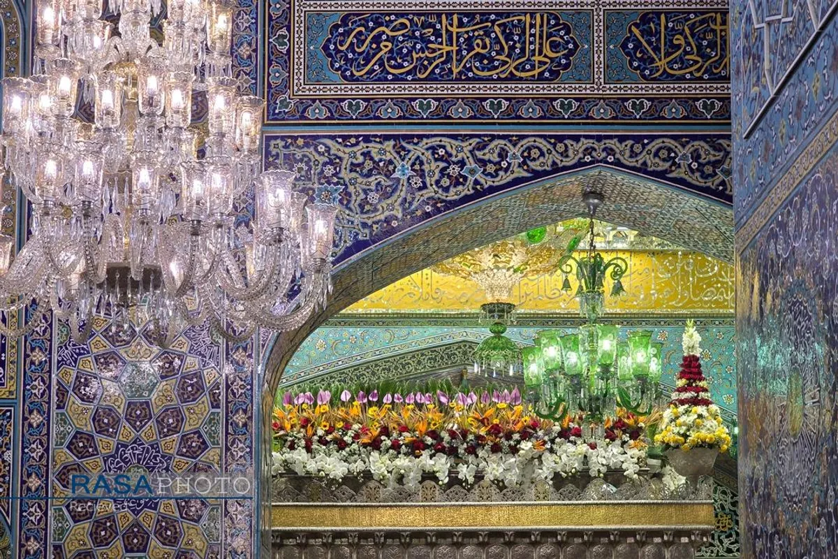 گل&zwnj;آرایی ضریج مطهر حضرت امام رضا (علیه&zwnj;السلام) در شب نیمه شعبان