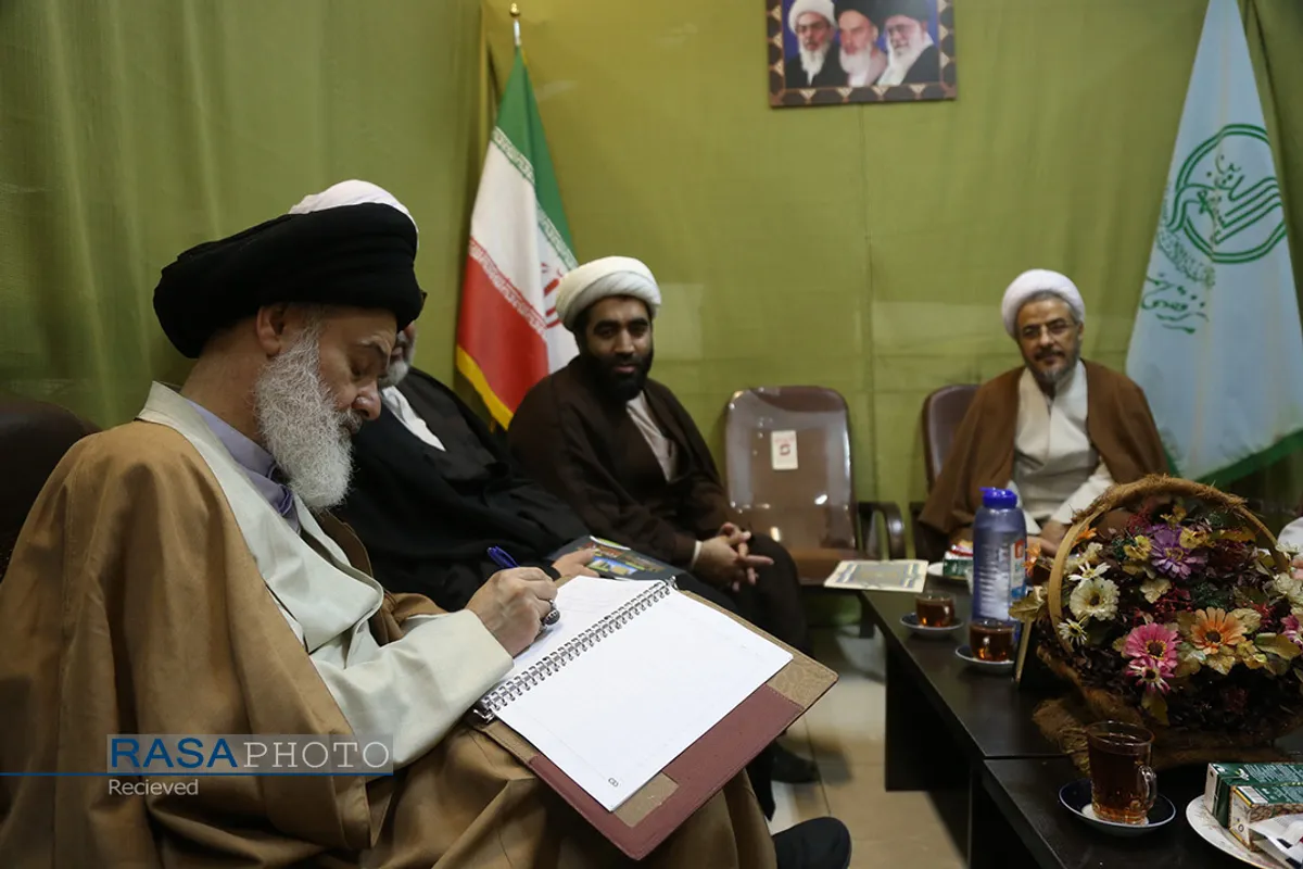 بازدید آیت الله حسینی بوشهری از اولین نمایشگاه تخصّصی "پژوهش&zwnj;های فقهی معاصر"